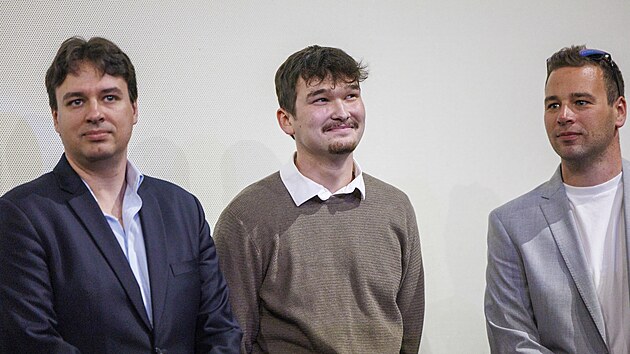 Michal, &Scaron;imon a Dominik Monyovi (na sn&iacute;mku zleva) souhlasili se zfilmov&aacute;n&iacute;m př&iacute;běhu sv&eacute; zavražděn&eacute; matky a poskytli tvůrkyn&iacute;m s&eacute;rie osobn&iacute; vzpom&iacute;nky.