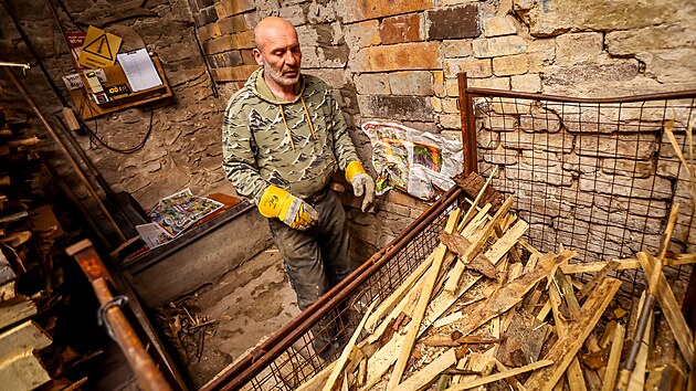 Hrnč&iacute;ř Pavel Kov&aacute;ř&iacute;k st&aacute;le udržuje v Rap&scaron;achu na Jindřichohradecku rodinnou tradici p&aacute;len&iacute; keramiky ve 100 let star&eacute; kasselsk&eacute; peci. Vyr&aacute;b&iacute; zde zahradn&iacute; keramiku. (30. dubna 2026)