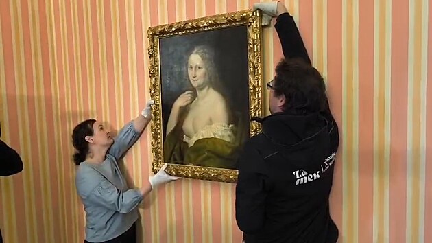 Na z&aacute;mku v Čech&aacute;ch pod Kos&iacute;řem bude až do z&aacute;ř&iacute; k viděn&iacute; ikonick&yacute; obraz Josefa M&aacute;nesa Josefina, kter&yacute; b&yacute;v&aacute; naz&yacute;v&aacute;n &bdquo;českou Monou Lisou&ldquo;. Vlevo Veronika Hul&iacute;kov&aacute;, ředitelka Sb&iacute;rky modern&iacute;ho uměn&iacute; N&aacute;rodn&iacute; galerie Praha, odkud bylo d&iacute;lo zapůjčeno, vpravo kastel&aacute;n z&aacute;mku Martin V&aacute;ňa. (30. dubna 2026)
