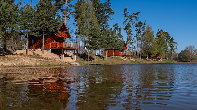 Na poloostrově v kempu Stř&iacute;brn&yacute; rybn&iacute;k vystavěli nov&eacute; chaty. (29. dubna 2026)