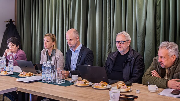 Veden&iacute; Hradce Kr&aacute;lov&eacute; uspoř&aacute;dalo tiskovou konferenci v kempu Stř&iacute;brn&yacute; rybn&iacute;k. Zleva n&aacute;městkyně prim&aacute;torky pro oblast kultury a cestovn&iacute;ho ruchu Ilona Dvoř&aacute;kov&aacute; (bez p. p.), prim&aacute;torka Pavl&iacute;na Springerov&aacute; (HDK), n&aacute;městek prim&aacute;torky pro oblast investic a rozvoje Luk&aacute;&scaron; Ř&aacute;dek (TOP 09), n&aacute;městek pro soci&aacute;ln&iacute; oblast a majetek města Pavel Vrbick&yacute; (Pir&aacute;ti) a ředitel Městsk&yacute;ch lesů Hradec Kr&aacute;lov&eacute; Milan Zerz&aacute;n. (29. dubna 2026)