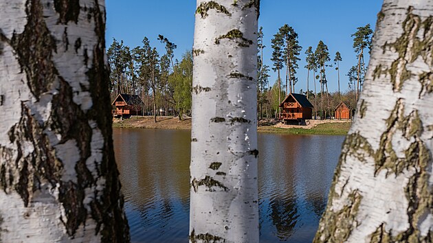 Na poloostrově v kempu Stříbrný rybník vystavěli nové chaty. (29. dubna 2026)