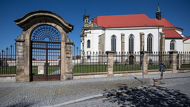 Brána k zámeckému kostelu Nejsvětější Trojice v Rychnově nad Kněžnou dosud čeká na rekonstrukci. (29. dubna 2026)