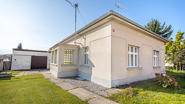 Nenápadný rodinný dům z roku 1945 v sobě skrýval velmi příjemnou atmosféru, která rozhodla o jeho budoucnosti.