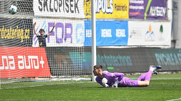 Brank&aacute;ř Alexandr Urbanov ze Slov&aacute;cka inkasuje g&oacute;l.