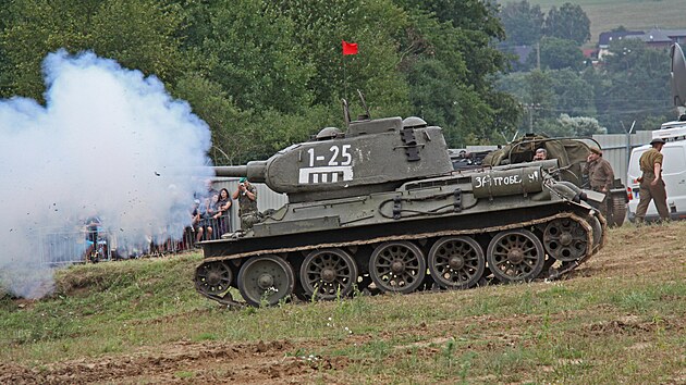 Tank T-34/85 na Tankových dnech v Lešanech