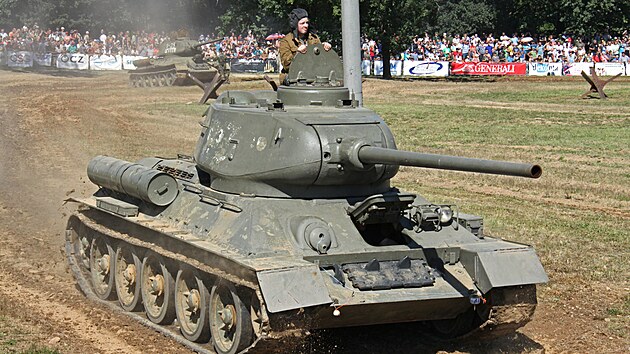 Tank T-34/85 na Tankových dnech v Lešanech