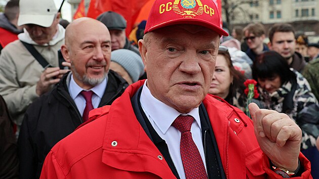 Lídr Komunistické strany Ruska Gennadij Zjuganov se účastní prvomájového shromáždění v Moskvě. (1. května 2026)