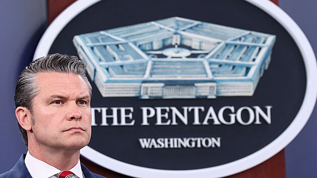 Americký ministr obrany Pete Hegseth vede v Pentagonu tiskový brífink o válce s Íránem, kterého se účastní i předseda sboru náčelníků štábů generál Dan Caine. (5. května 2026)