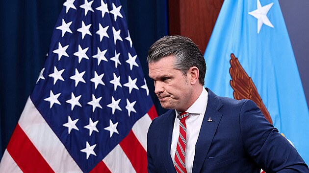 Americký ministr obrany Pete Hegseth vede v Pentagonu tiskový brífink o válce s Íránem, kterého se účastní i předseda sboru náčelníků štábů generál Dan Caine. (5. května 2026)