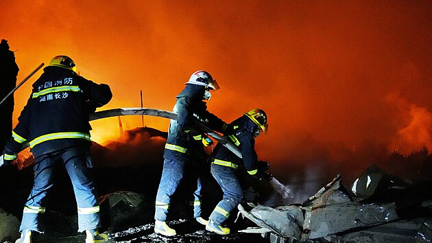 Výbuch v továrně na zábavní pyrotechniku v jihočínské provincii Chu-nan zabil nejméně 26 lidí a dalších 61 zranil. (5. května 2026)