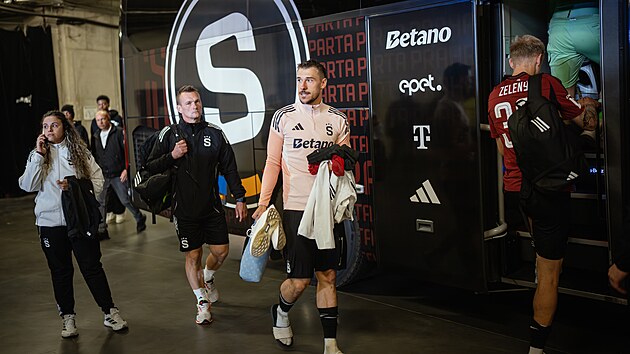 Sparťanští fotbalisté opouští Eden poté, co fanoušci Slavie vtrhli na hřiště.
