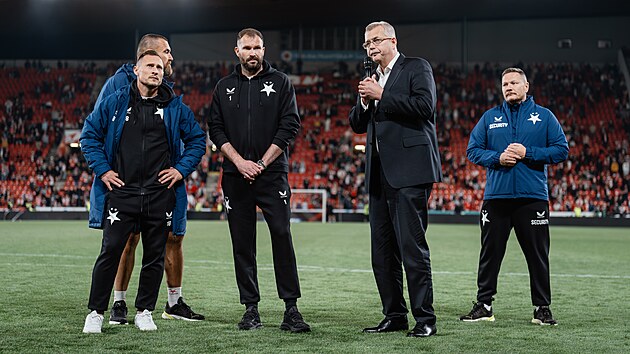Jaroslav Tvrd&iacute;k, předseda představenstva SK Slavia Praha, promlouv&aacute; k fanou&scaron;kům.