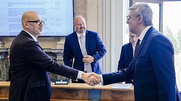 Vl&aacute;da projedn&aacute;v&aacute; opětovn&eacute; zaveden&iacute; EET pro restaurace, obchodn&iacute;ky, poskytovatele služeb a řemesln&iacute;ky. V&yacute;jimku maj&iacute; m&iacute;t živnostn&iacute;ci s obratem do milionu korun. Na sn&iacute;mku ministr kultury Oto Klemp&iacute;ř (Motorist&eacute;) a ministr průmyslu Karel Havl&iacute;ček (ANO). (4.května 2026)