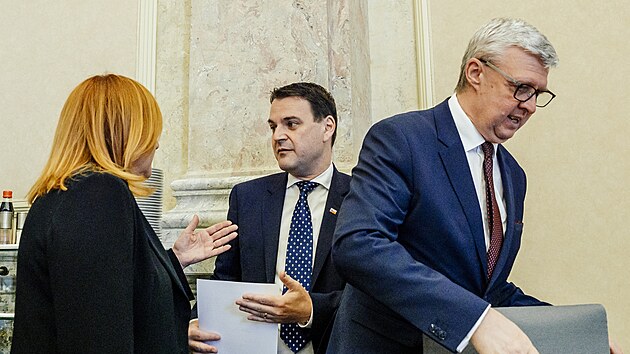 Vl&aacute;da projedn&aacute;v&aacute; opětovn&eacute; zaveden&iacute; EET pro restaurace, obchodn&iacute;ky, poskytovatele služeb a řemesln&iacute;ky. V&yacute;jimku maj&iacute; m&iacute;t živnostn&iacute;ci s obratem do milionu korun. Na sn&iacute;mku Alena Schillerov&aacute;, Petr Macinka a Karel Havl&iacute;ček. (4.května 2026)
