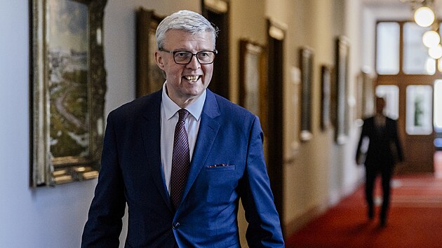 Ministr obchodu Karel Havl&iacute;ček (ANO) přich&aacute;z&iacute; na schůz&iacute; vl&aacute;dy, kter&aacute; bude projedn&aacute;vat opětovn&eacute; zaveden&iacute; EET pro restaurace, obchodn&iacute;ky, poskytovatele služeb a řemesln&iacute;ky. V&yacute;jimku maj&iacute; m&iacute;t živnostn&iacute;ci s obratem do milionu korun. (4.května 2026)