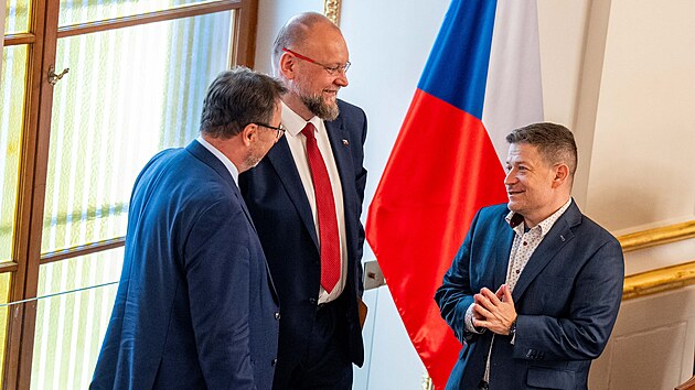 Michal Kučera, Jan Bartošek a Patrik Nacher na mimořádné schůzi Poslanecké sněmovny. Ta se zabývá veřejným rozpočtem a podporou bydlení. (6. května 2026)