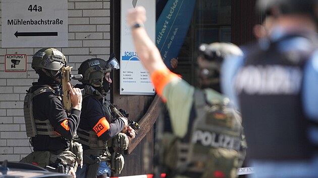 Policisté na místě, kde podle zpráv došlo k zajetí rukojmích v pobočce banky v německém městě Sinzig. (8. května 2026)
