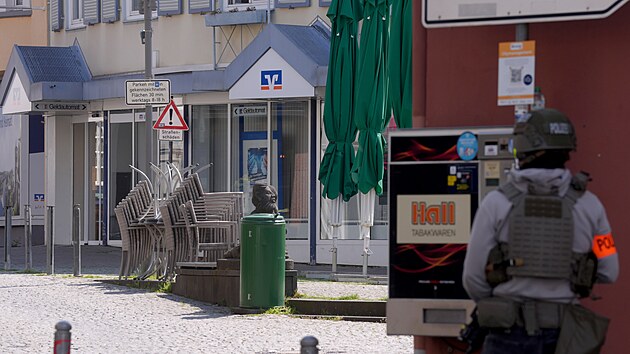 Policisté během zásahu v souvislosti s případem držení rukojmích v bance v německém městě Sinzig. (8. květen 2026)