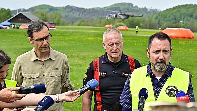 (zleva) Ředitel Spr&aacute;vy N&aacute;rodn&iacute;ho parku Česk&eacute; &Scaron;v&yacute;carsko Petr Kř&iacute;ž, &scaron;&eacute;f hasičů Vladim&iacute;r Vlček a ministr životn&iacute;ho prostřed&iacute; Igor Červen&yacute; (Motorist&eacute;). (5. května 2026)