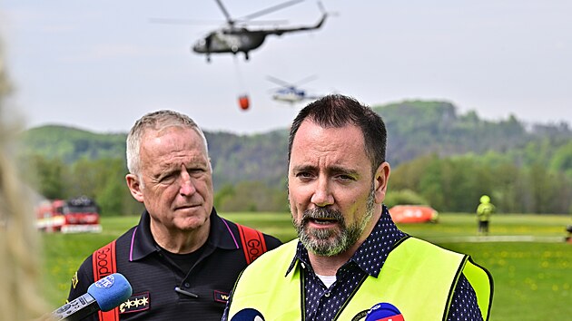 (zleva) &Scaron;&eacute;f hasičů Vladim&iacute;r Vlček a ministr životn&iacute;ho prostřed&iacute; Igor Červen&yacute; (Motorist&eacute;). (5. května 2026)