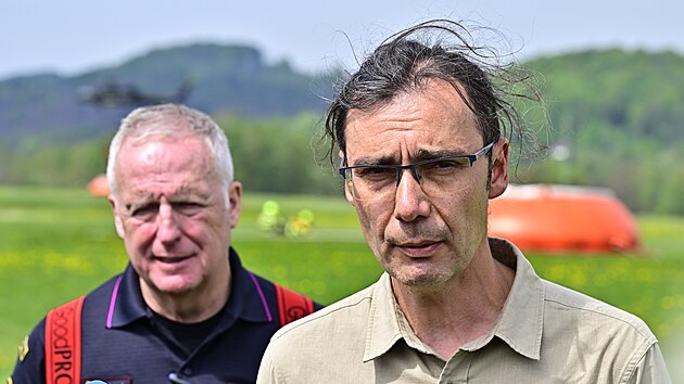 (zleva) &Scaron;&eacute;f hasičů Vladim&iacute;r Vlček s ředitelem Spr&aacute;vy N&aacute;rodn&iacute;ho parku Česk&eacute; &Scaron;v&yacute;carsko Petrem Kř&iacute;žem. (5. května 2026)
