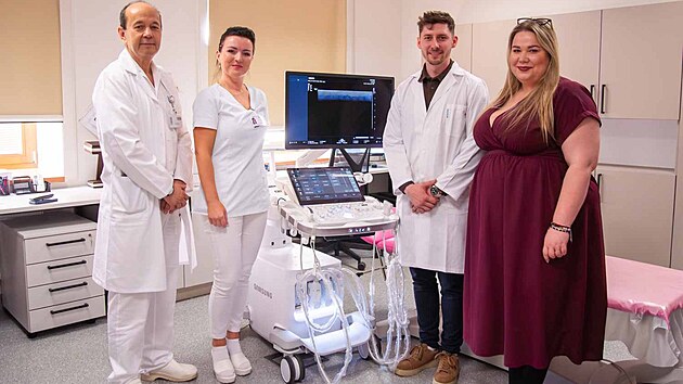 Přednosta Radiologick&eacute; kliniky FN Olomouc prof. Martin K&ouml;cher (zleva), vedouc&iacute; l&eacute;kařka Oddělen&iacute; mam&aacute;rn&iacute; diagnostiky Lucie Veverkov&aacute;, Jan V&yacute;voda z dodavatelsk&eacute; firmy Nimotech a vedouc&iacute; Odboru zdravotnick&eacute; techniky FN Olomouc Nela Skulov&aacute;