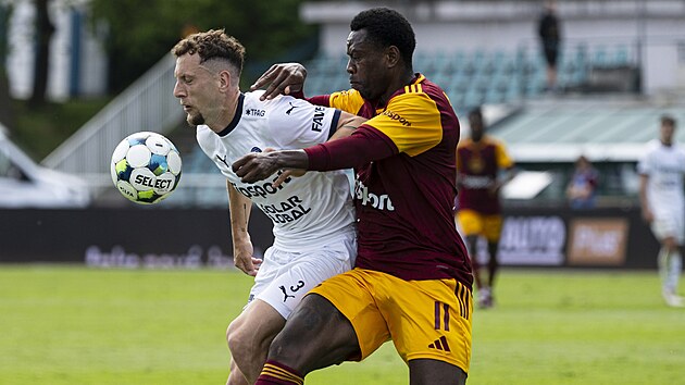 Slov&aacute;ck&yacute; Milan Rundič se snaž&iacute; udržet m&iacute;č před Kevinem-Princem Millou z Dukly.
