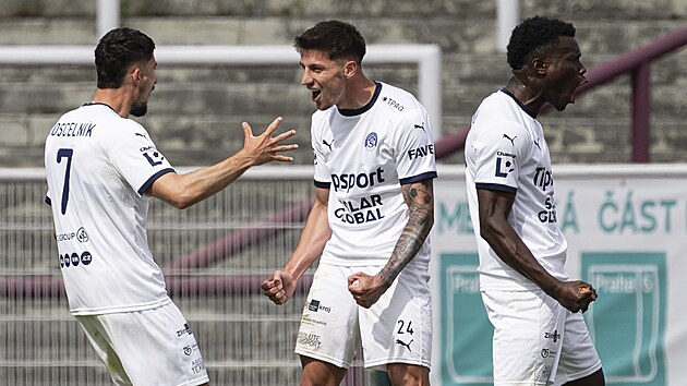 Slov&aacute;čt&iacute; fotbalist&eacute; se raduj&iacute; z g&oacute;lu Pavla Juro&scaron;ky.