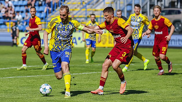 Zl&iacute;nsk&yacute; &uacute;točn&iacute;k Tom&aacute;&scaron; Poznar s m&iacute;čem před Zlatanem &Scaron;ehovičem z Dukly