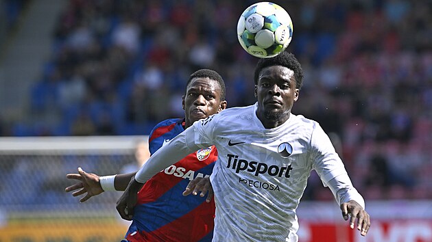 Libereck&eacute;ho stopera Ange N&rsquo;Guessana napad&aacute; Mohamed Toure z Plzně.