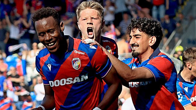 Plzeň&scaron;t&iacute; fotbalist&eacute; se raduj&iacute; z g&oacute;lu Sampsona Dweha.