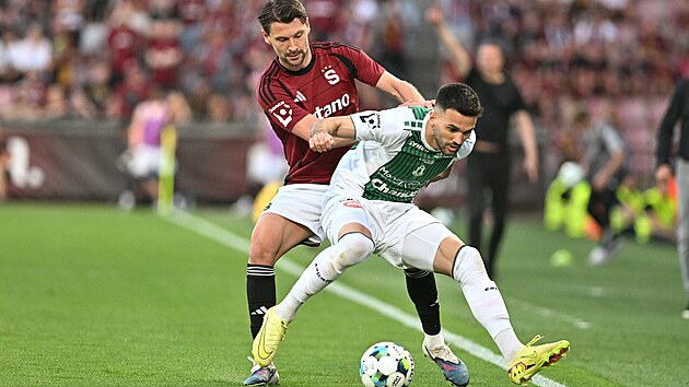 Jabloneck&yacute; Daniel Souček si kryje m&iacute;č před Kaanem Kairinenem ze Sparty.