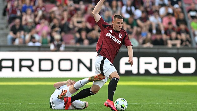 Sparťansk&yacute; wingbek Pavel Kadeř&aacute;bek se snaž&iacute; vyhnout faulu v utk&aacute;n&iacute; proti Jablonci.