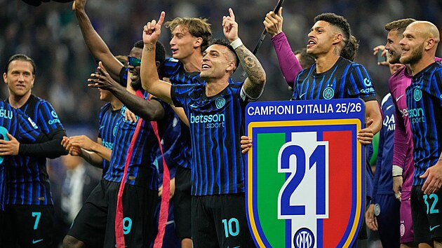 Fotbalisté Interu Milán slaví zisk mistrovského titulu.