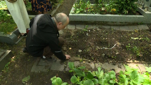 Na m&iacute;stě původn&iacute;ho rodinn&eacute;ho hrobu zůstala podle pozůstal&yacute;ch jen d&iacute;ra se stavebn&iacute;m odpadem.