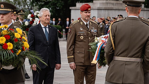 Pietní akt k 81. výročí konce druhé světové války v Evropě. Národní památník na Vítkově. Na snímku ministr obrany Jaromír Zůna a náčelník Generálního štábu Armády ČR Karel Řehka. (8. května 2026)