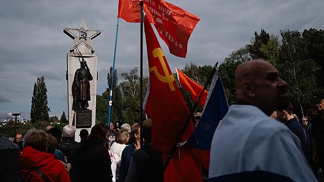 Př&iacute;jezd zast&aacute;nců rusk&yacute;ch Nočn&iacute;ch vlků. Na ten čekaly protestn&iacute; skupiny. (8. května 2026)