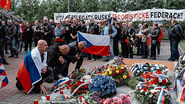 Př&iacute;jezd zast&aacute;nců rusk&yacute;ch Nočn&iacute;ch vlků. Na ten čekaly protestn&iacute; skupiny. (8. května 2026)