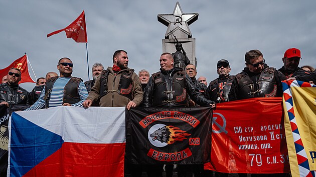 Př&iacute;jezd zast&aacute;nců rusk&yacute;ch Nočn&iacute;ch vlků. Na ten čekaly protestn&iacute; skupiny. (8. května 2026)
