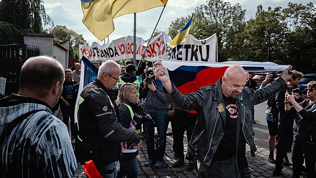 Př&iacute;jezd zast&aacute;nců rusk&yacute;ch Nočn&iacute;ch vlků. Na ten čekaly protestn&iacute; skupiny. (8. května 2026)