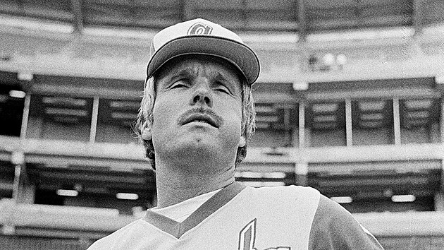Majitel týmu Atlanta Braves Ted Turner sleduje svůj tým v zápase proti St. Louis Cardinals během prvního utkání finále Národní ligy v roce 1982.