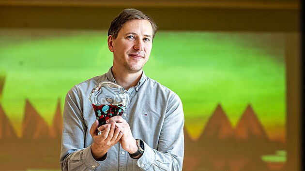 Anifilm nab&iacute;dne 504 animovan&yacute;ch fimů a her. Na sn&iacute;mku ředitel festivalu Tom&aacute;&scaron; Rycheck&yacute; s hlavn&iacute; cenou.