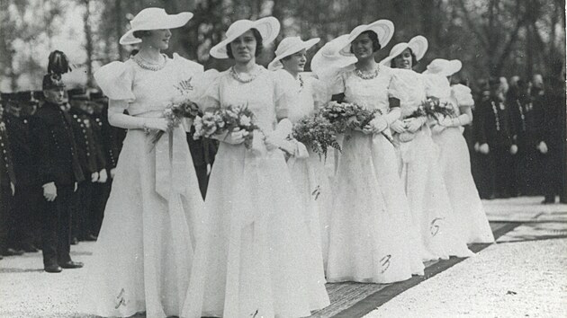 Svatba Heleny Larisch-M&ouml;nnichov&eacute;, dcery uhlobarona Jana Larische-M&ouml;nnicha, s polsk&yacute;m hrabětem Andr&eacute; Tarnowsk&yacute;m 25. dubna 1935 v původn&iacute; Karvin&eacute;