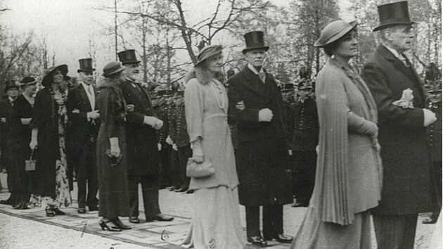 Svatba Heleny Larisch-M&ouml;nnichov&eacute;, dcery uhlobarona Jana Larische-M&ouml;nnicha, s polsk&yacute;m hrabětem Andr&eacute; Tarnowsk&yacute;m 25. dubna 1935 v původn&iacute; Karvin&eacute;
