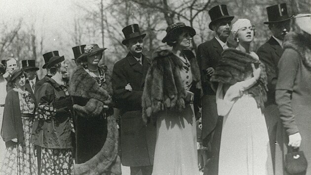 Svatba Heleny Larisch-M&ouml;nnichov&eacute;, dcery uhlobarona Jana Larische-M&ouml;nnicha, s polsk&yacute;m hrabětem Andr&eacute; Tarnowsk&yacute;m 25. dubna 1935 v původn&iacute; Karvin&eacute;