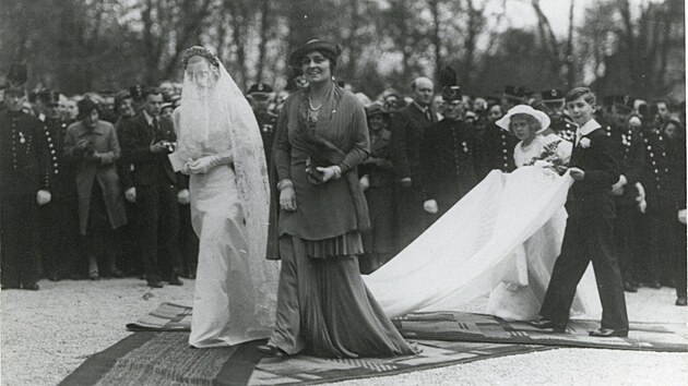 Svatba Heleny Larisch-M&ouml;nnichov&eacute;, dcery uhlobarona Jana Larische-M&ouml;nnicha, s polsk&yacute;m hrabětem Andr&eacute; Tarnowsk&yacute;m 25. dubna 1935 v původn&iacute; Karvin&eacute;