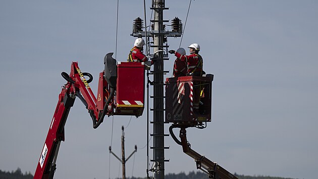 Technici společnosti EG.D instaluj&iacute; na elektrick&eacute; veden&iacute; u Volar na Prachaticku konzole se senzory napět&iacute;.