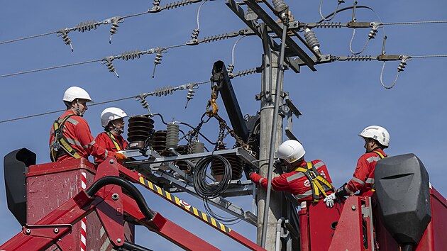 Technici společnosti EG.D instaluj&iacute; na elektrick&eacute; veden&iacute; u Volar na Prachaticku konzole se senzory napět&iacute;.