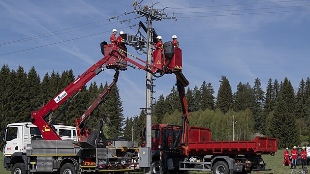 Technici společnosti EG.D instaluj&iacute; na elektrick&eacute; veden&iacute; u Volar na Prachaticku konzole se senzory napět&iacute;.